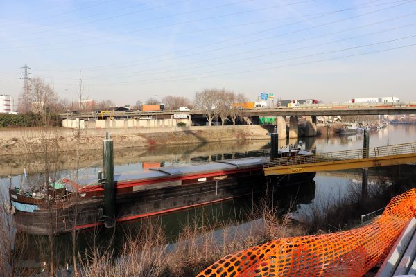 pÃ©niche transportant les modules