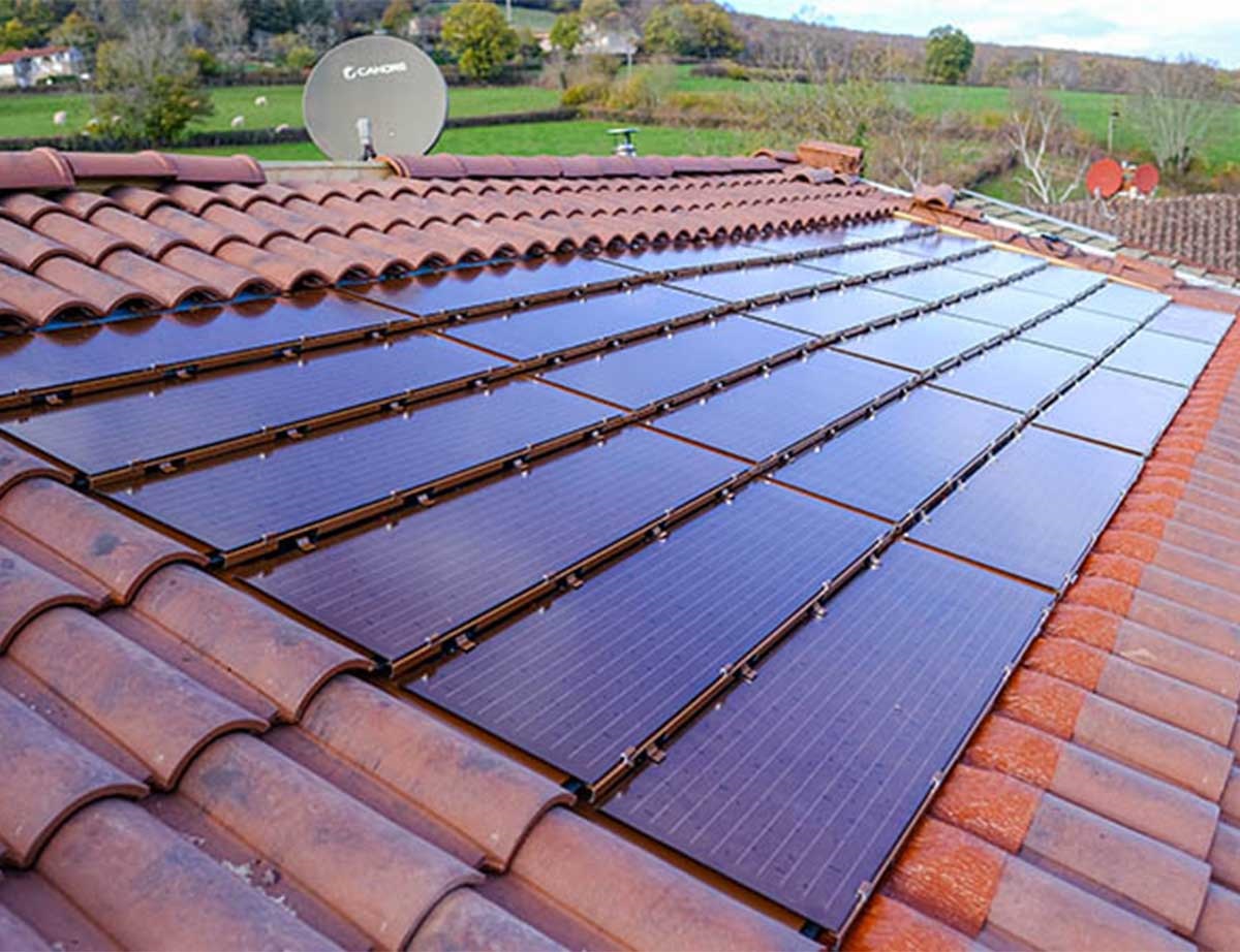 Fixation Panneau Solaire Sur Tuile Romane Le solaire s'habille de ROUGE avec le nouveau coloris des Tuiles