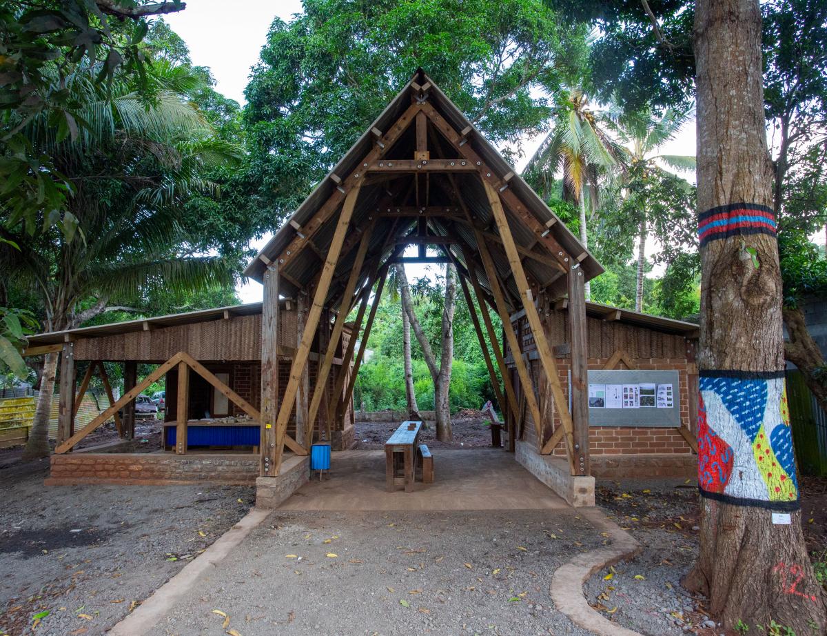 Un projet de construction provisoire tropical mêle réemploi de matériaux et autoconstruction