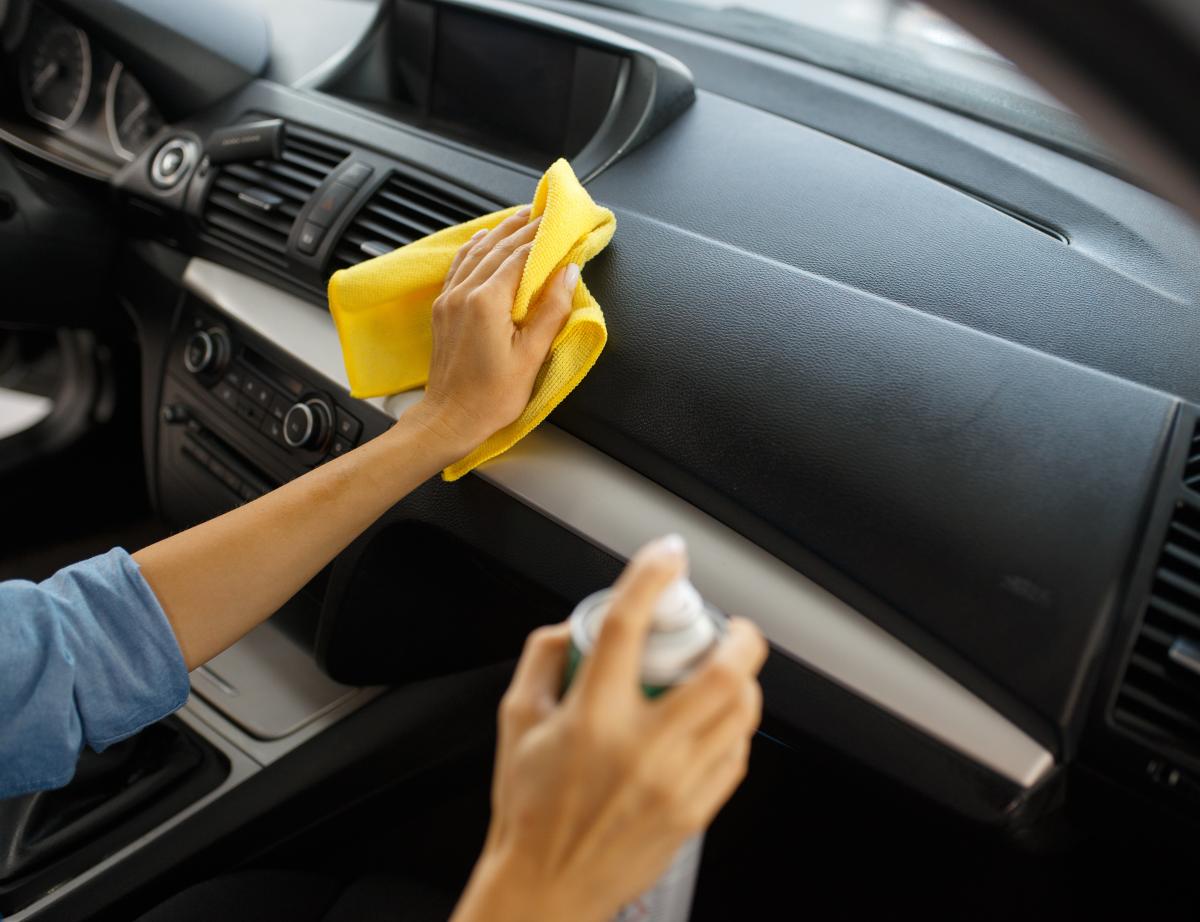 Comment faire briller les plastiques intérieurs d'une voiture ?