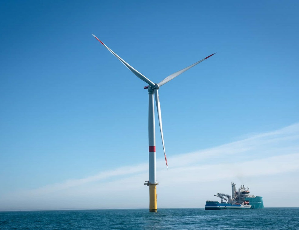 La première éolienne offshore de France installée au parc de Saint-Nazaire