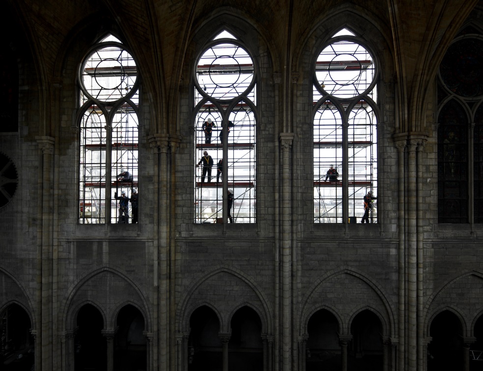 La restauration des vitraux de la cathédrale Notre Dame de Paris débute en atelier