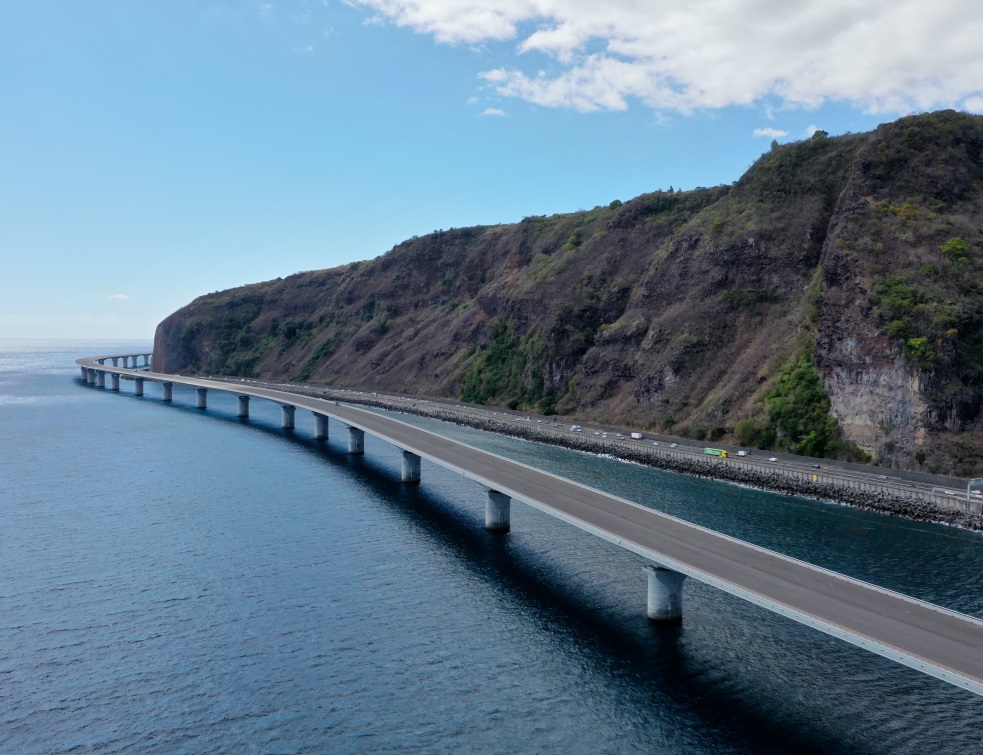 Ouverture partielle de la nouvelle route du littoral construite sur la mer à la Réunion