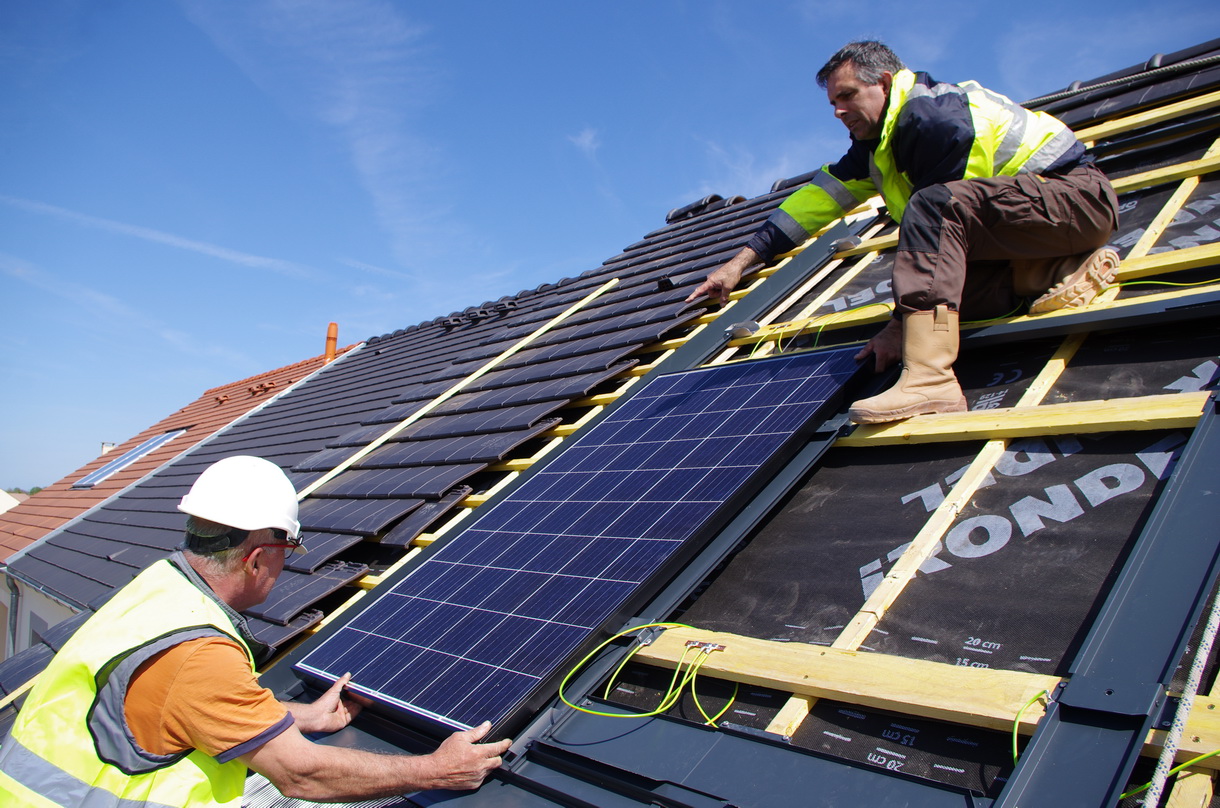 Comment fixer un panneau solaire sur un toit ?