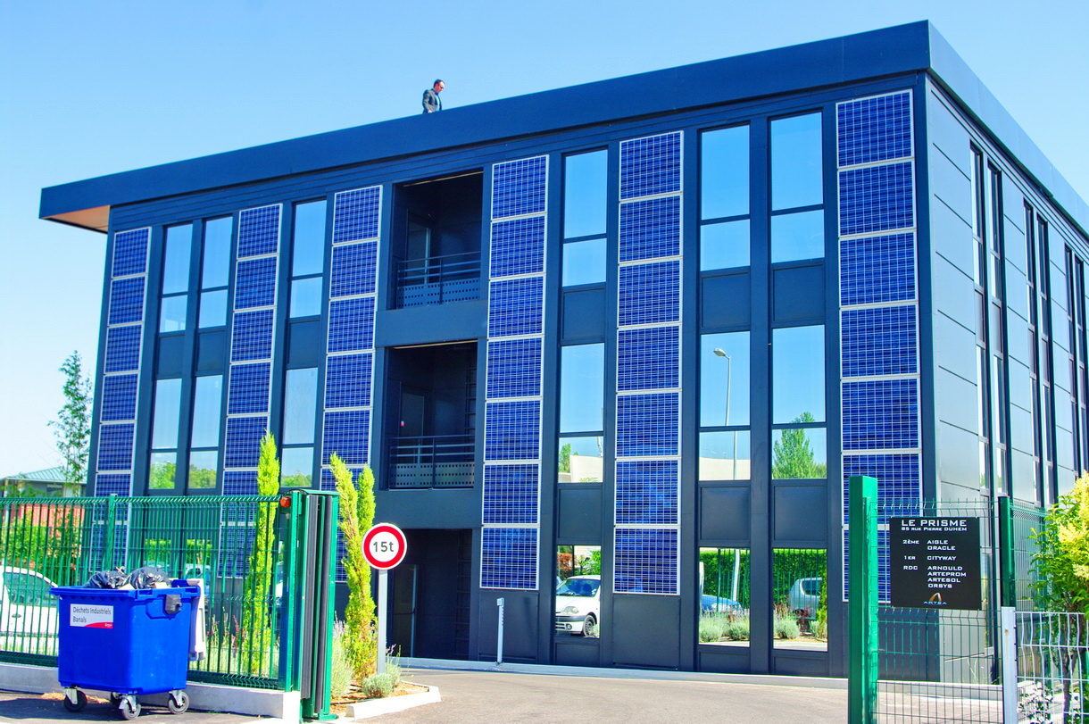 Les solutions photovoltaïques disponibles pour une pose en façade et en verrière