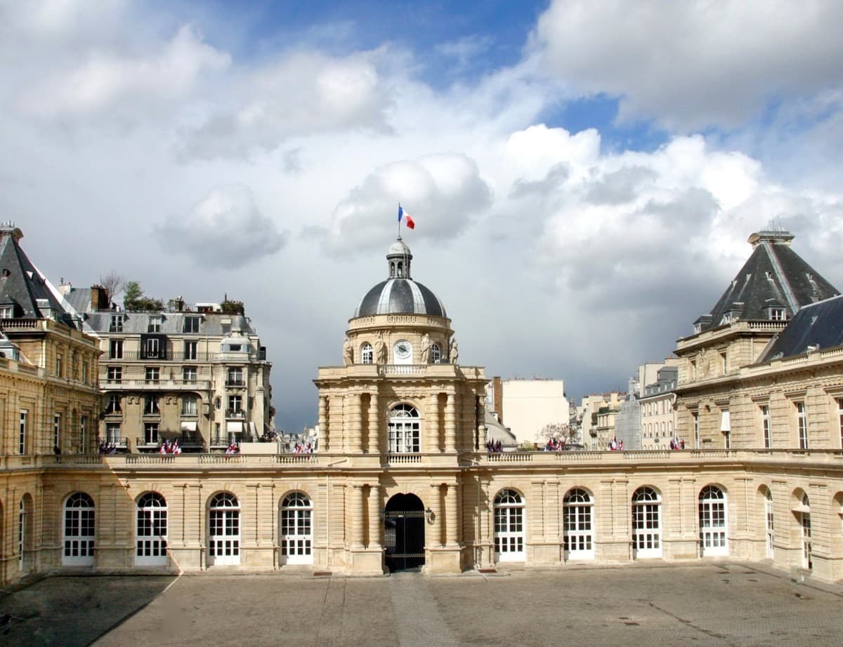 La rénovation des bâtiments publics en discussion au Sénat