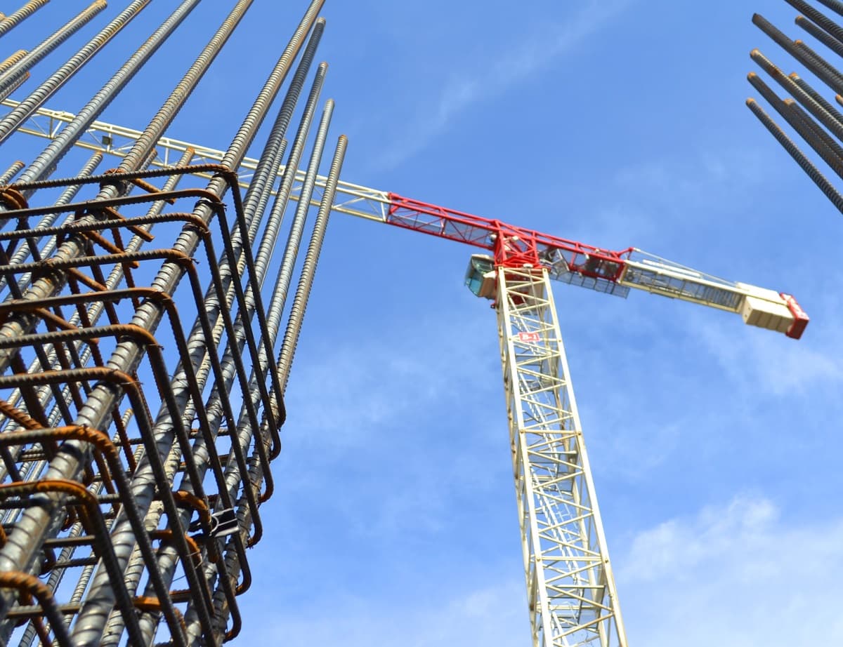 Accident : une grue pliée par le vent menace de s'effondrer à La Défense