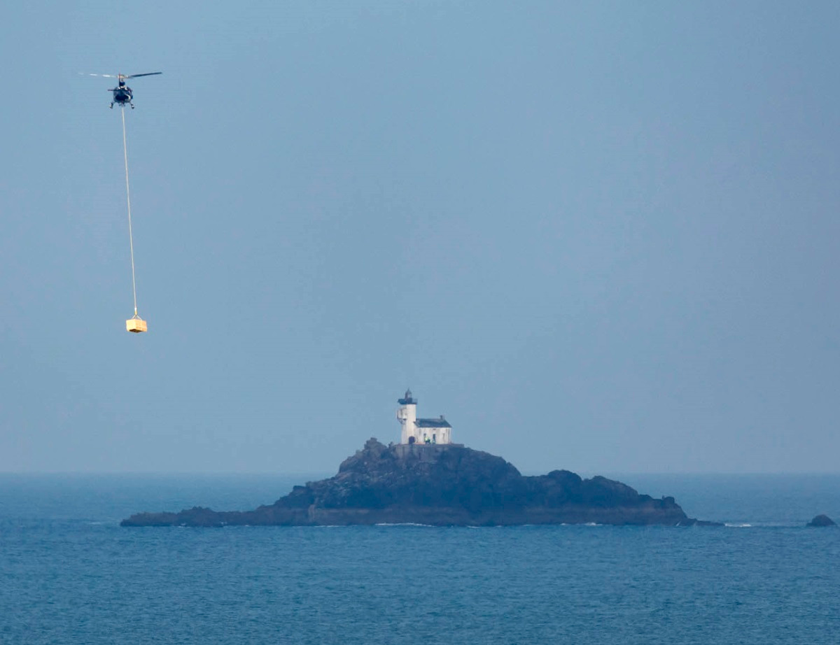 Défi d'une rénovation hors norme, le phare de Tévennec en Bretagne