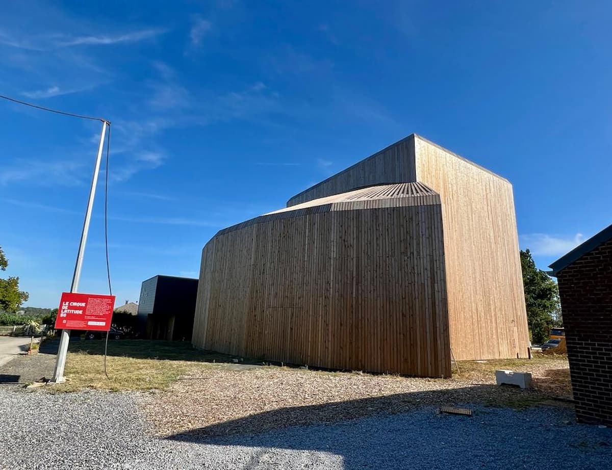 Chapiteaux sédentaires en bois : le cirque renouvelle le spectacle-écran