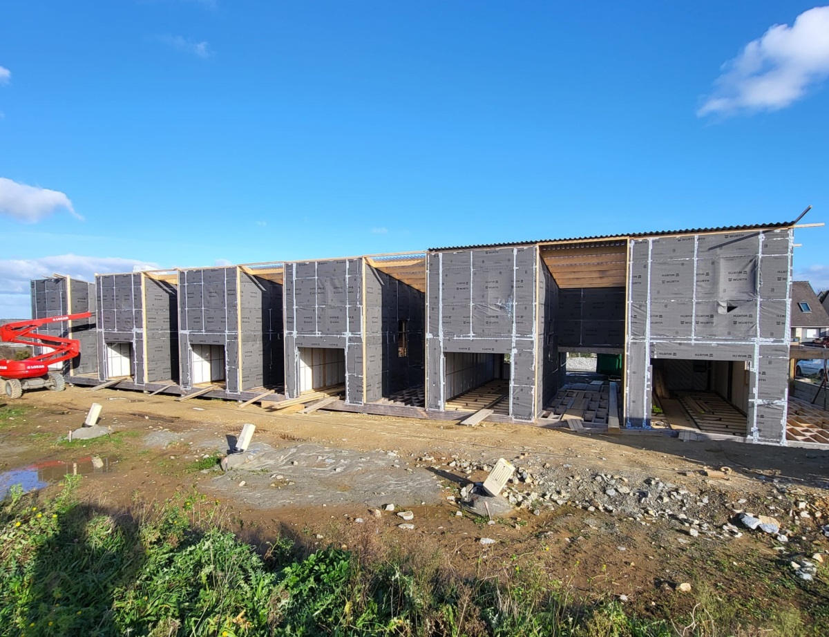 Du carton à la place du béton : à Brest, six maisons en carton recyclé sortent de terre