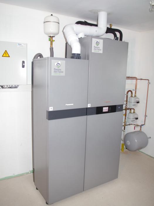 Hydrogène 6 Les Constructeurs De Maisons Séduits Par La Pile La Vitovalor 300 P De Viessmann N Occupe Que 0 65 M² Au Sol A Gauche Partie Reformer Pile à Combustible Fournie Par Panasonic