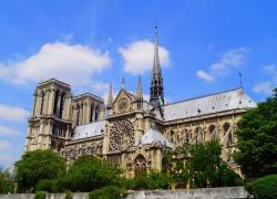 Sous la coupole, hommage à Notre-Dame et à sa flèche, 