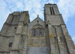 Ken Follett reverse des droits d'auteur pour restaurer une cathédrale en France