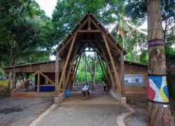 Un projet de construction provisoire tropical mêle réemploi de matériaux et autoconstruction