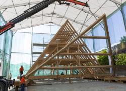 La charpente en chêne massif du choeur de Notre-Dame de Paris montée à blanc