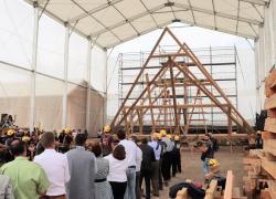 Notre-Dame-de-Paris : levage manuel d’une ferme de la charpente de la nef