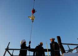 Le nouveau coq de Notre-Dame au sommet du monument