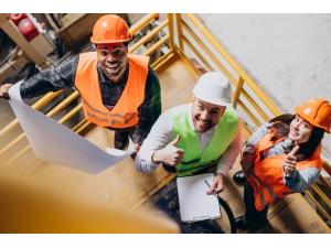 Jeune apprenti avec son patron menuisier