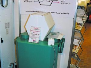 Vue aérienne de l'usine Poujoulat près de Niort avec un premier équipement photovoltaïque