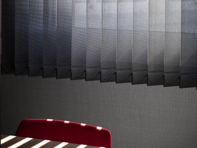 STORE INTÉRIEUR À BANDES VERTICALES 