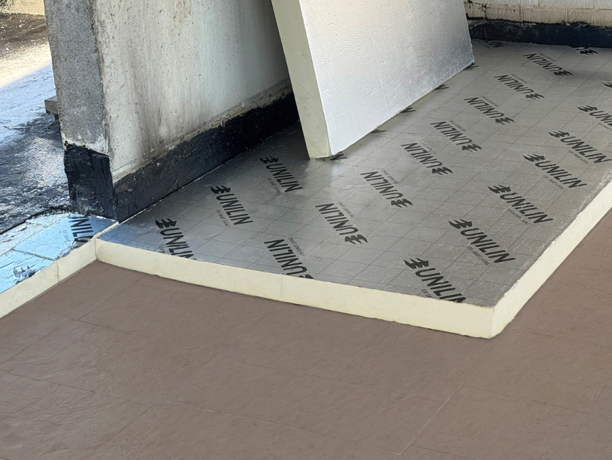 Utherm Roof Tapered : plaque isolante à pente intégrée pour étanchéité des toitures plates