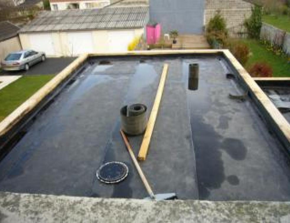 Les rouleaux d’étanchéité bitume ne dépasseront pas 25 kg