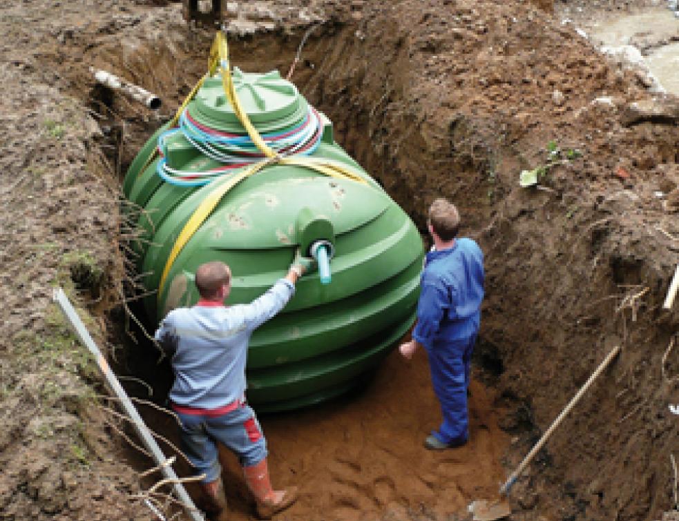 Pompe pour l'alimentation d'appareils sanitaires en eaux pluviales