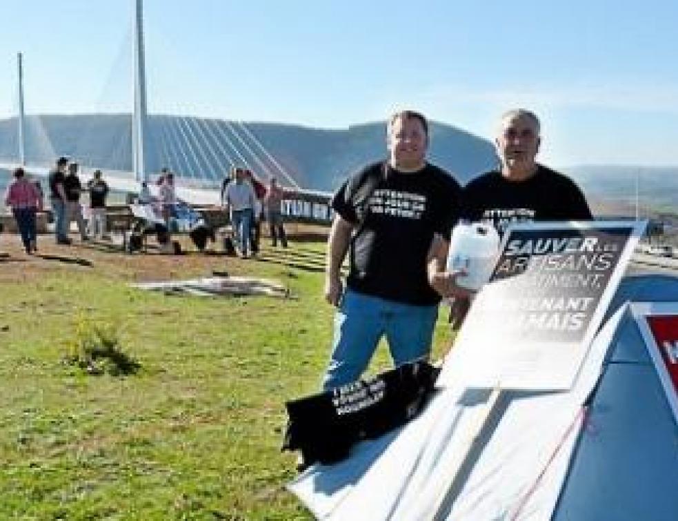Des artisans du bâtiment manifestent au viaduc de Millau
