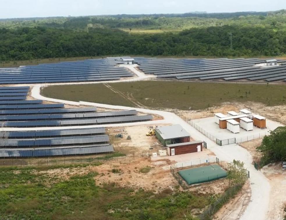Une centrale solaire avec stockage mise en service en Guyane