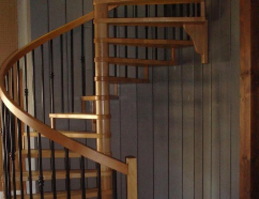 Mains courantes d'escaliers : installation, remplacement, règles et  solutions