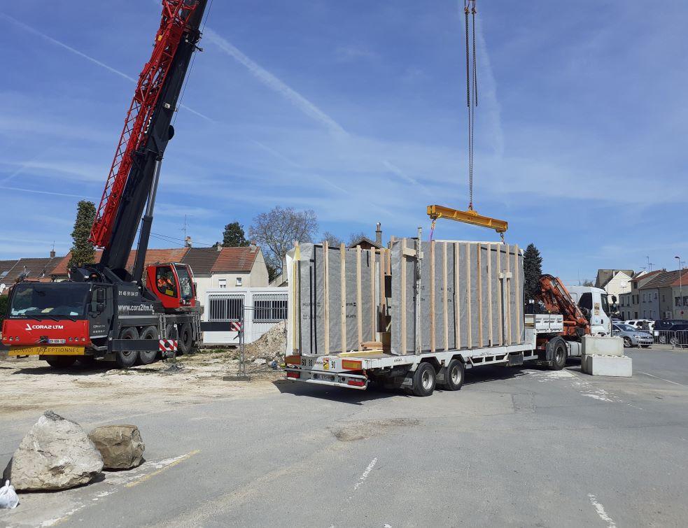 Un camion avec grue pour transporter et poser les matériaux sur chantier -  Prévention BTP