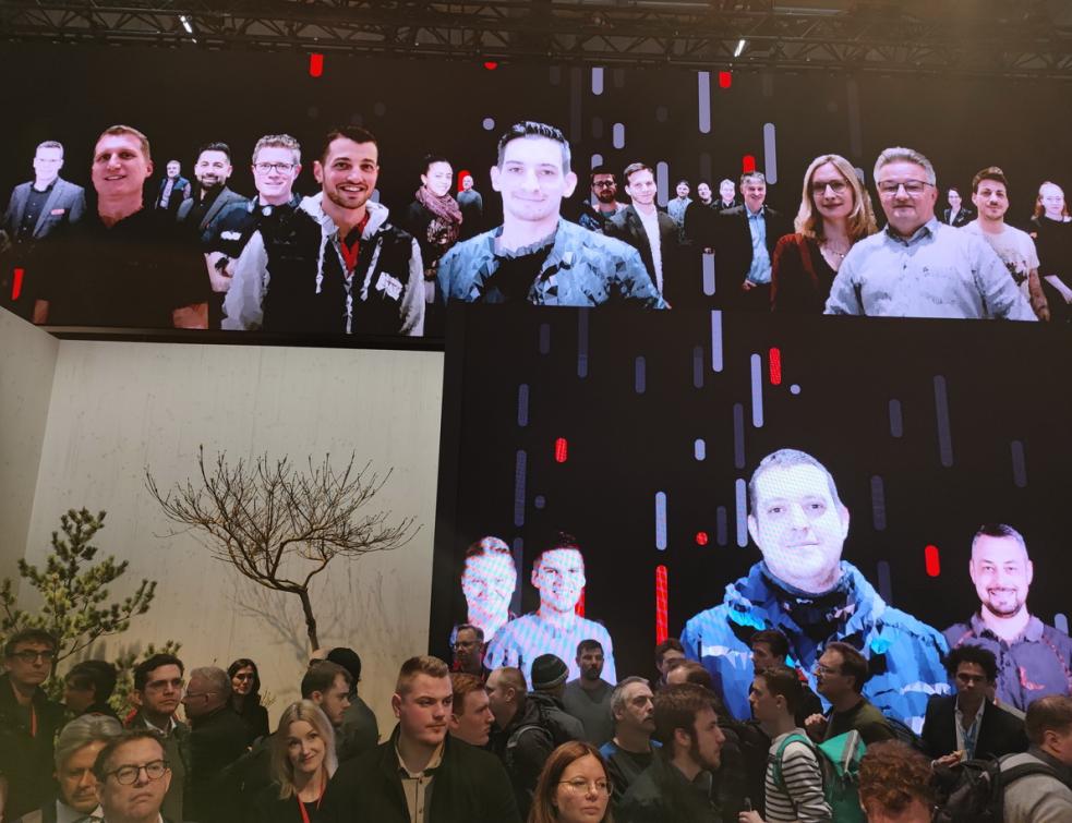 Sur le stand de Viessmann, la fresque animée du personnel de l'entreprise.