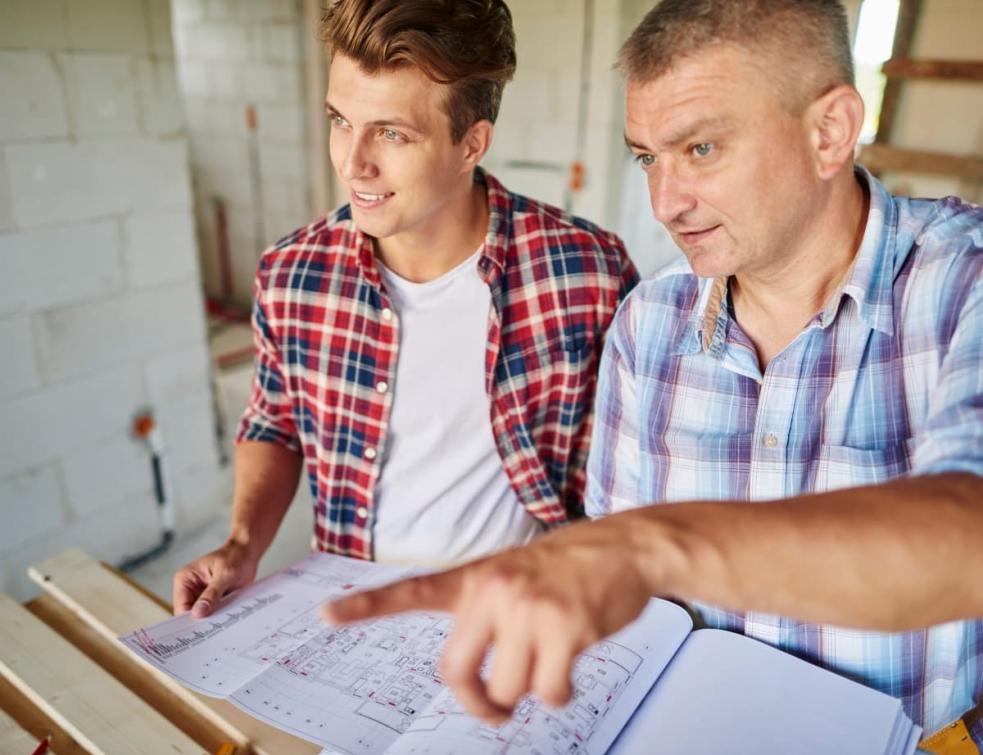 Jeune apprenti avec son patron menuisier