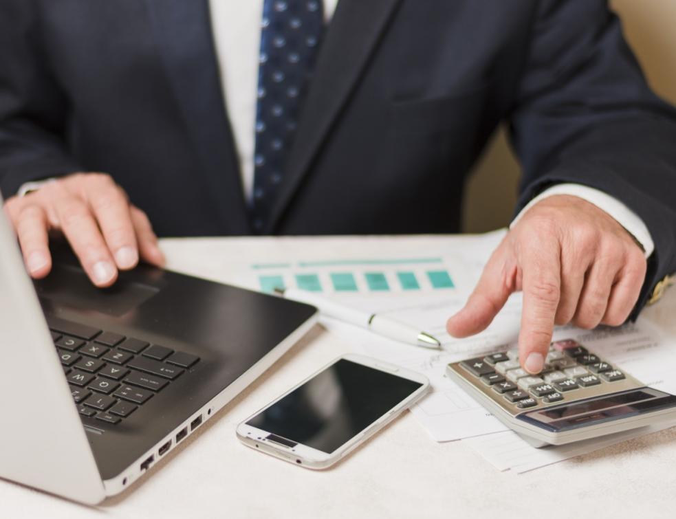 homme d'affaire utilisant une calculatrice