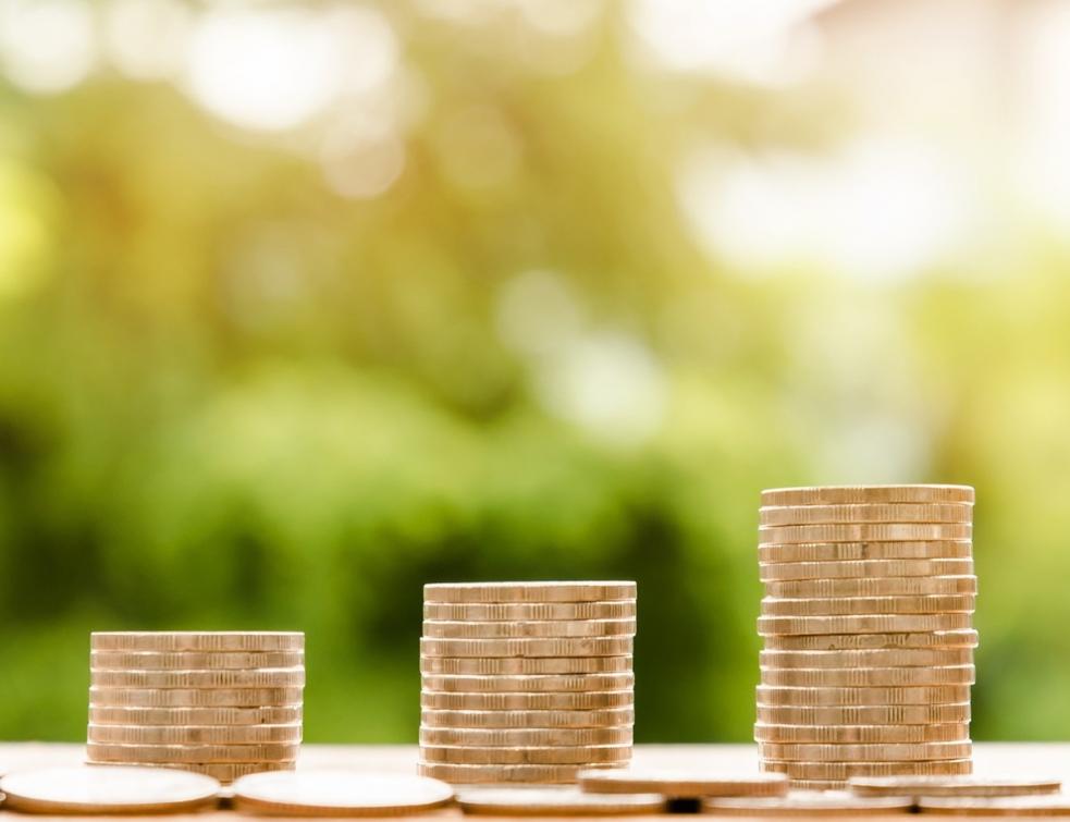 pièces de monnaies sur une table