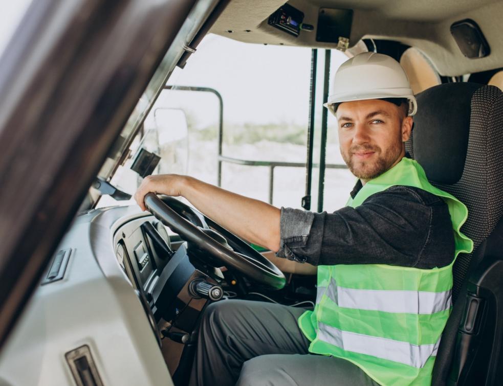conducteur d'engin du BTP souriant