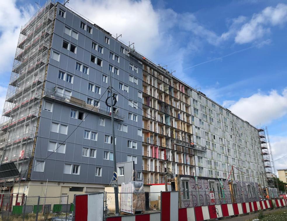 Le bâtiment Les Biscottes avec trois stades de 