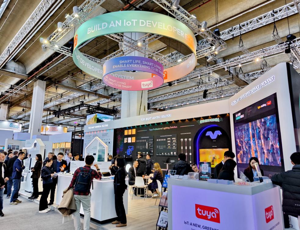 Le stand de la plateforme intégrée TUYA au salon Light + Building 2024 à Francfort. © PP